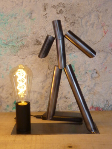 Escultura titulada "LAMPE 5 VOLTS - SCU…" por Leferailleur02, Obra de arte original, Metales