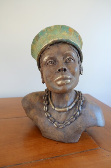 Sculpture titled "BUSTE DE FEMME : MA…" by Régine Peltier, Original Artwork, Terra cotta