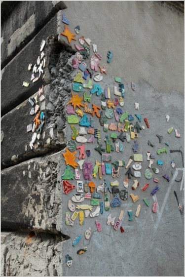 Photographie intitulée "Pin's muraux" par Régis Creignou, Œuvre d'art originale
