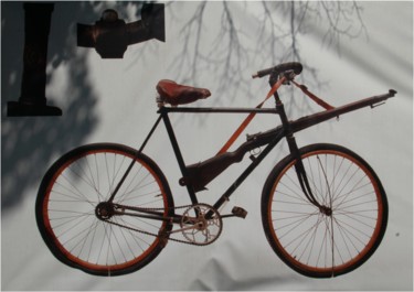 Photographie intitulée "Le vélo au fusil" par Régis Creignou, Œuvre d'art originale