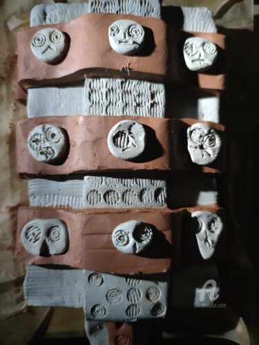 Scultura intitolato "Nove Face" da Reiner Poser, Opera d'arte originale, Ceramica