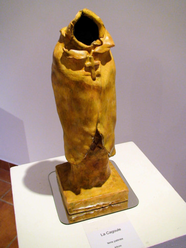 Sculpture intitulée "La Cagoule" par Claude Reitz, Œuvre d'art originale, Terre cuite