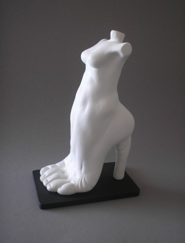 Skulptur mit dem Titel "Surrealsandal" von Remigius Sebastian Sappa, Original-Kunstwerk, Ton