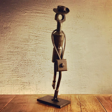 Escultura titulada "‘Petite robe noire’" por Rémy Rivet, Obra de arte original, Metales