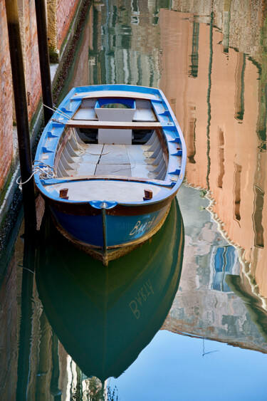 Fotografia intitulada "Barque sur un canal…" por Rémy Vallée, Obras de arte originais, Fotografia digital