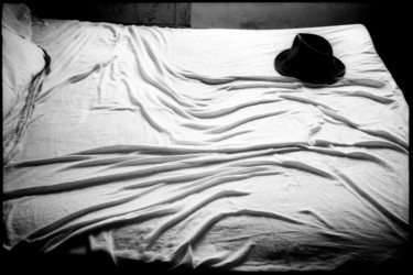 Photographie intitulée "Hat On Bed" par René Bui, Œuvre d'art originale