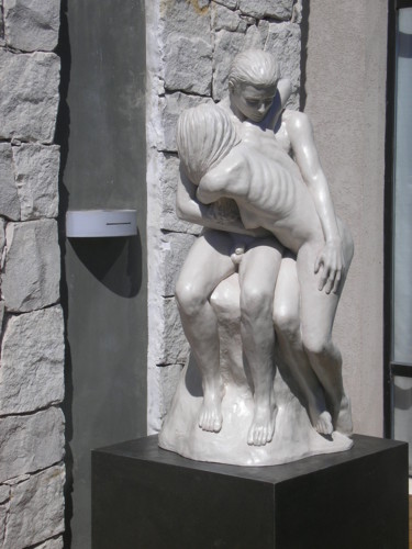 Skulptur mit dem Titel "Abrazo Eterno" von Ricardo Donati, Original-Kunstwerk, Harz
