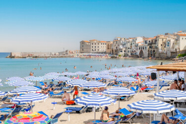 Photographie intitulée "Cefalu Beach Umbrel…" par Richard Silver, Œuvre d'art originale, Photographie numérique