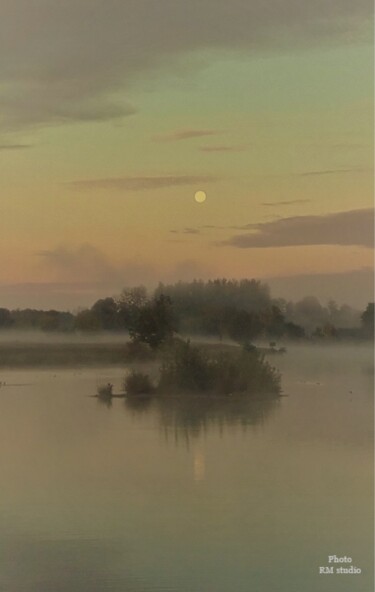 Photography titled "Lune et brume" by Rm Studio, Original Artwork, Digital Photography