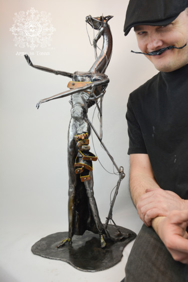 Sculpture titled "The Coccyx Giraffe" by Artiste Les Tordus, Original Artwork, Metals