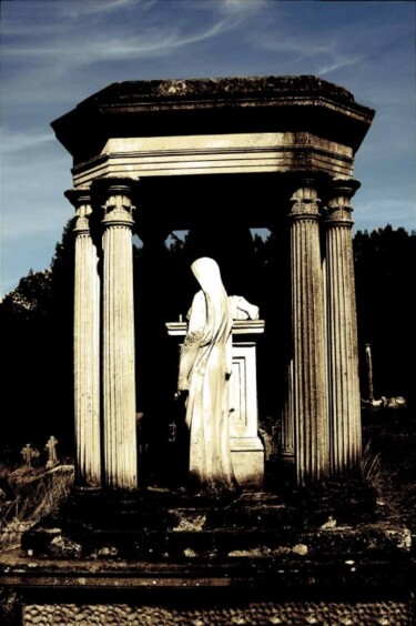 Photographie intitulée "19th century grave" par Rob Arbouw, Œuvre d'art originale