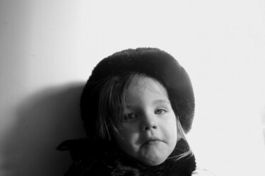 Photographie intitulée "Child with hat" par Rob Arbouw, Œuvre d'art originale, Autre