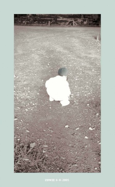 Photographie intitulée "Child bowing" par Rob Arbouw, Œuvre d'art originale