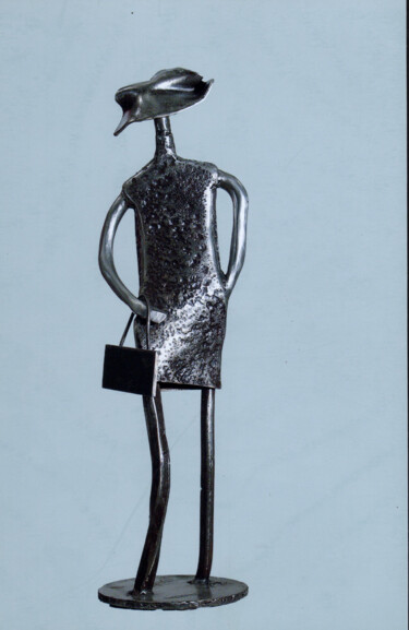 Sculpture intitulée "Femme au sac ( 2 )" par Robert Chevalier, Œuvre d'art originale, Métaux