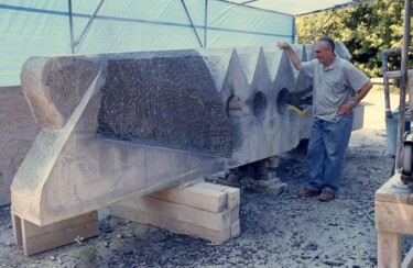 Skulptur mit dem Titel ""Totem" in progress" von Robert Winslow, Original-Kunstwerk, Stein