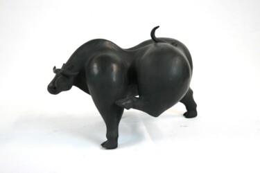 제목이 "Scratching buffalo"인 조형물 Roberto Barbuti로, 원작, 테라코타