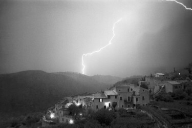 Fotografia intitolato "notturno a borgio v…" da Roberto Ferrero, Opera d'arte originale, fotografia a pellicola