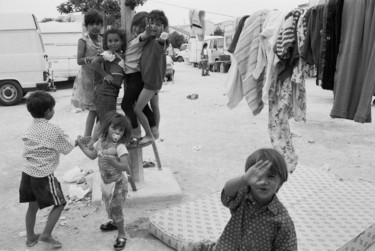 Fotografie mit dem Titel "bambini che giocano…" von Roberto Ferrero, Original-Kunstwerk, Analog Fotografie