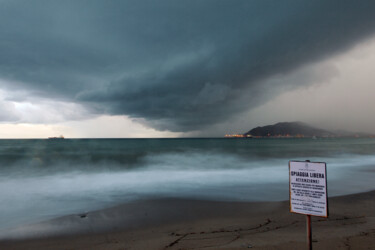 Fotografia intitolato "spiaggia libera att…" da Roberto Ferrero, Opera d'arte originale, Fotografia digitale