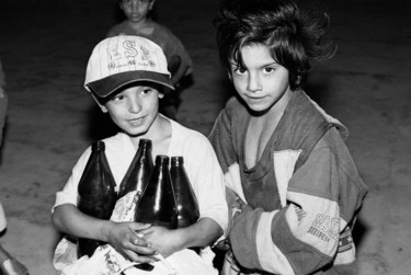 Photographie intitulée "i bambini che racco…" par Roberto Ferrero, Œuvre d'art originale, Photographie argentique