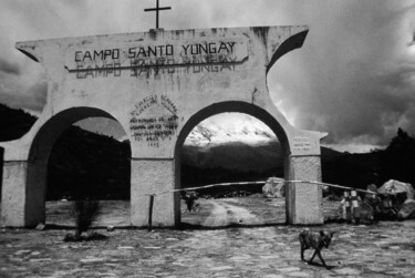 Photographie intitulée "campo santo yungay" par Roberto Ferrero, Œuvre d'art originale, Photographie argentique