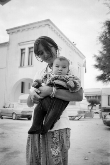 Fotografia intitolato "madre e figlio" da Roberto Ferrero, Opera d'arte originale, fotografia a pellicola