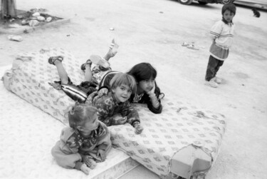 Fotografia intitulada "bambini sul materas…" por Roberto Ferrero, Obras de arte originais, Fotografia de filme