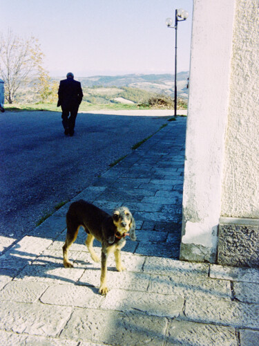 Fotografia intitolato "l'uomo e il cane" da Roberto Ferrero, Opera d'arte originale, fotografia a pellicola