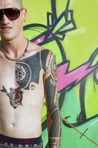 Photographie intitulée "giovane uomo tatuato" par Roberto Ferrero, Œuvre d'art originale, Photographie numérique