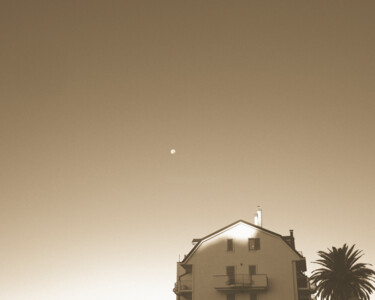 Fotografia zatytułowany „la luna di giorno” autorstwa Roberto Ferrero, Oryginalna praca, Fotografia cyfrowa