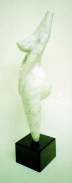 Skulptur mit dem Titel "Maria Antonina" von Robert Rachel, Original-Kunstwerk, Stein