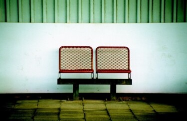 Photographie intitulée "Waiting for a train." par Robin Vandenabeele, Œuvre d'art originale