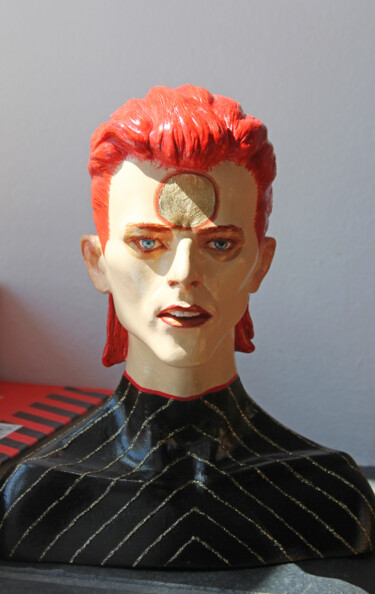 「David Bowie, Ziggy…」というタイトルの彫刻 Rock Portraits By Larisa Churkinaによって, オリジナルのアートワーク, キャスティング