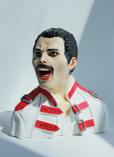 Freddie Mercury in a white-red jaсket Sculpture intitulée "Freddie Mercury in…" par Rock Portraits By Larisa Churkina, Œuvre d'art originale, Coulage
