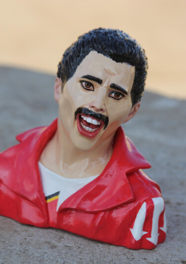 Scultura intitolato "Freddie Mercury in…" da Rock Portraits By Larisa Churkina, Opera d'arte originale, Colaggio