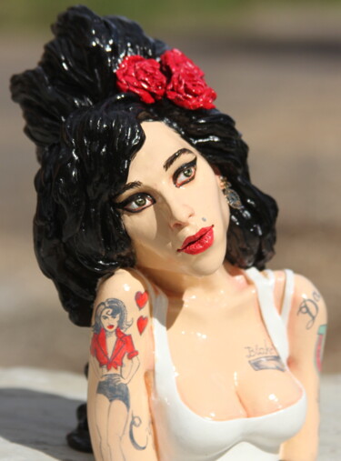 Rzeźba zatytułowany „Amy Winehouse in wh…” autorstwa Rock Portraits By Larisa Churkina, Oryginalna praca, Odlew