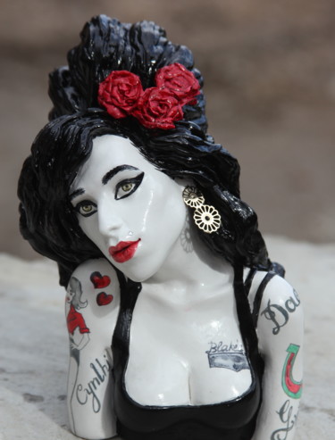 Skulptur mit dem Titel "white Amy Winehouse" von Rock Portraits By Larisa Churkina, Original-Kunstwerk, Giesserei
