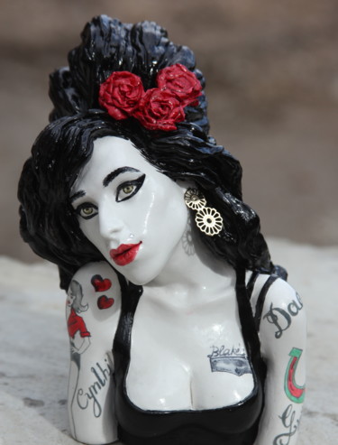white Amy Winehouse Sculpture intitulée "white Amy Winehouse" par Rock Portraits By Larisa Churkina, Œuvre d'art originale, Coulage