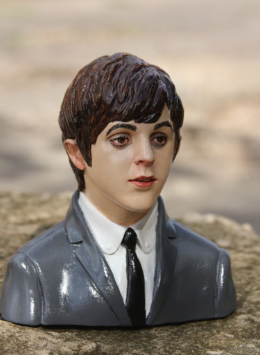 Portrait of Paul McCartney in a grey jacket Sculpture intitulée "Portrait of Paul Mc…" par Rock Portraits By Larisa Churkina, Œuvre d'art originale, Coulage