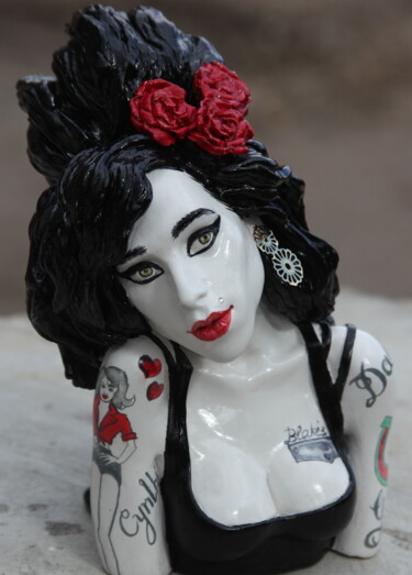 Rzeźba zatytułowany „White Amy Winehouse…” autorstwa Rock Portraits By Larisa Churkina, Oryginalna praca, Odlew