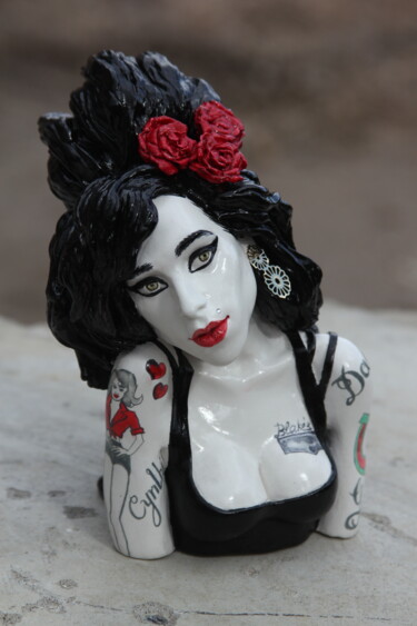 Γλυπτική με τίτλο "White Amy Winehouse…" από Rock Portraits By Larisa Churkina, Αυθεντικά έργα τέχνης, Χύσιμο