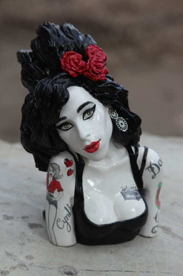 Sculptuur getiteld "White Amy Winehouse…" door Rock Portraits By Larisa Churkina, Origineel Kunstwerk, Gietwerk