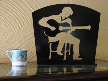 Escultura intitulada "Le petit guitariste" por Roger Drouin, Obras de arte originais, Metais
