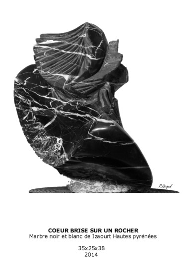 Sculptuur getiteld "CŒUR BRISE SUR UN R…" door Roger Gicquel, Origineel Kunstwerk, Steen