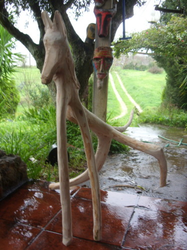 Escultura intitulada "cão a mijar" por El Rei, Obras de arte originais, Madeira