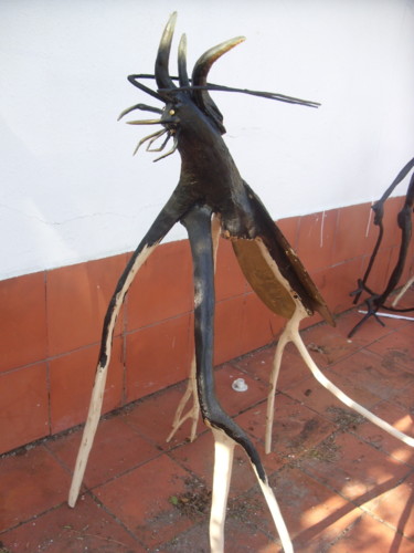 Escultura intitulada "gafanhoto" por El Rei, Obras de arte originais, Madeira