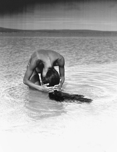 Photographie intitulée "The Girl and the Sea" par Romy Maxime, Œuvre d'art originale, Photographie argentique