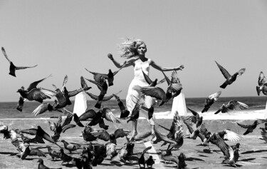 Фотография под названием "Alice and the Birds" - Romy Maxime, Подлинное произведение искусства, Цифровая фотография