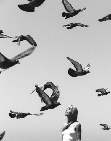 Photographie intitulée "Alice and the Birds…" par Romy Maxime, Œuvre d'art originale, Photographie numérique