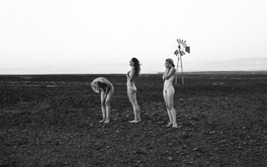 Φωτογραφία με τίτλο "Three Girls in Tank…" από Romy Maxime, Αυθεντικά έργα τέχνης, Φωτογραφική ταινία